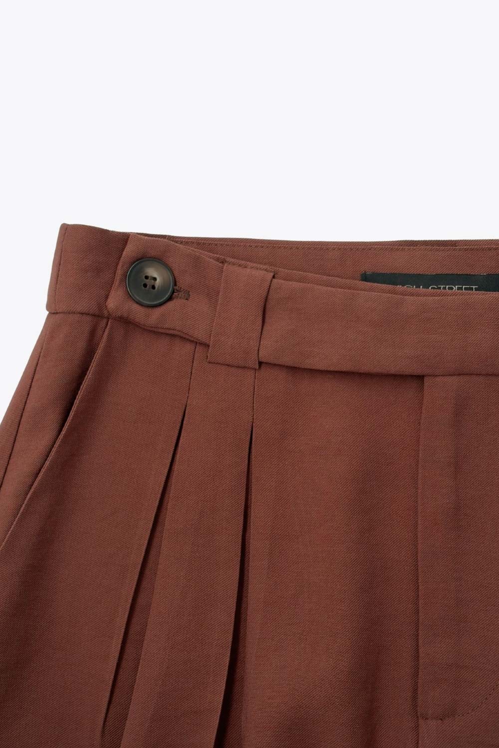 Pantalón fluido de fit wide leg, cintura alta con pretina, trabillas, pinzas frontales y bolsillos delanteros. Cierre frontal con cremallera oculta y detalle de botón lateral en pretina.