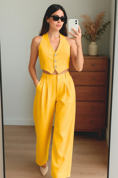 Pantalón de fit wide leg, cintura alta con pretina y trabillas, pinzas frontales, bolsillos delanteros, cierre frontal con broche y cremallera ocultos.