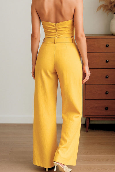 Pantalón de fit wide leg, cintura alta con pretina y trabillas, pinzas frontales, bolsillos delanteros, cierre frontal con broche y cremallera ocultos.