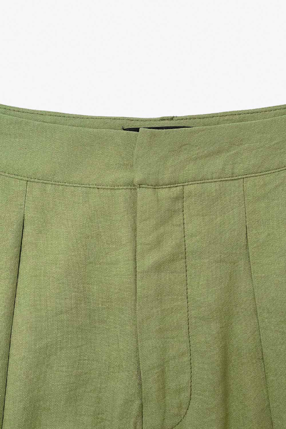 Pantalón de fit wide leg, cintura alta con pretina y trabillas, pinzas frontales, bolsillos delanteros, cierre frontal con broche y cremallera ocultos.