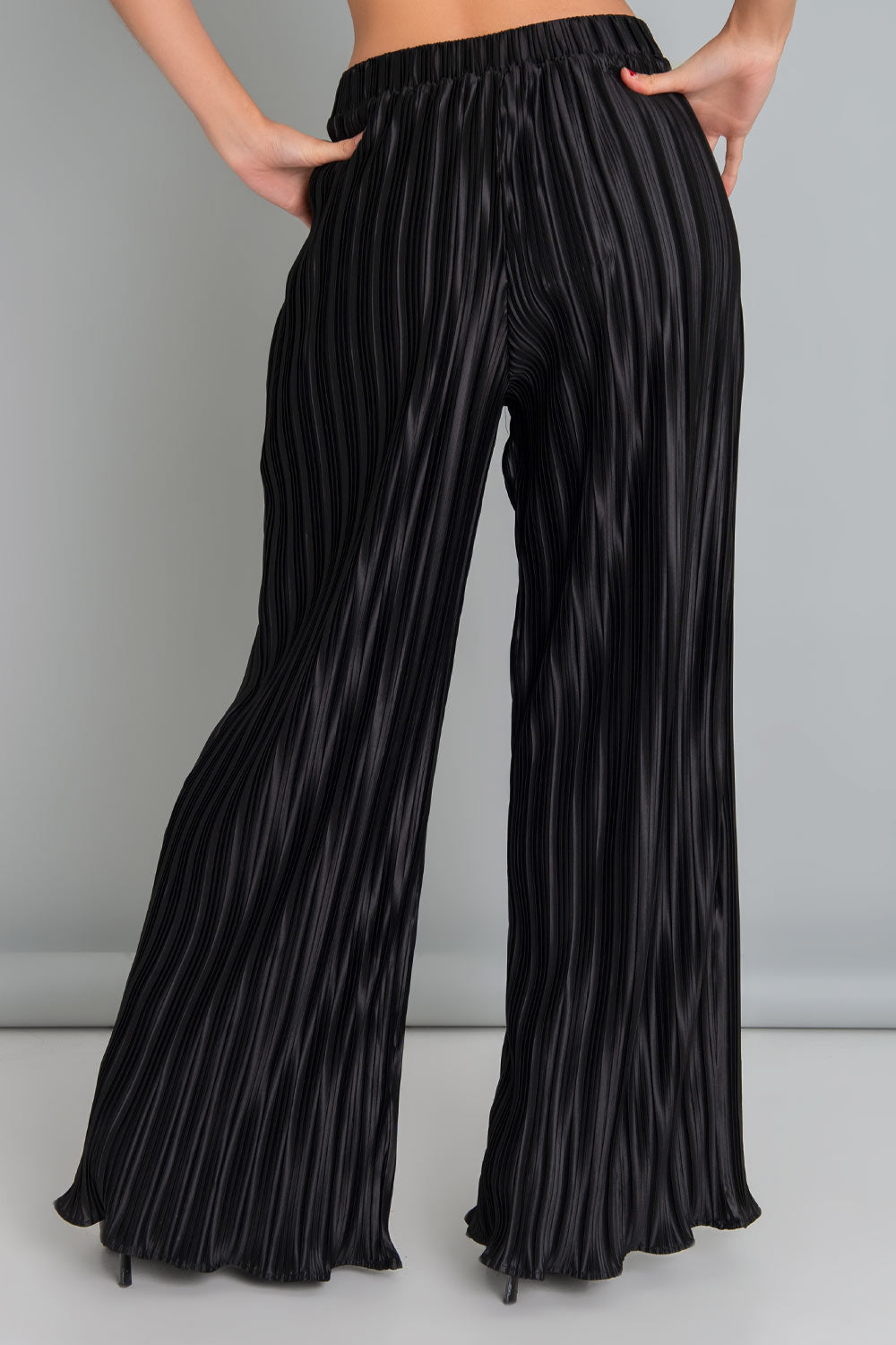 Pantalón satinado de fit palazzo, cintura alta con pretina elástica, plisado en textura de tejido y bajo con rib rizado en borde.