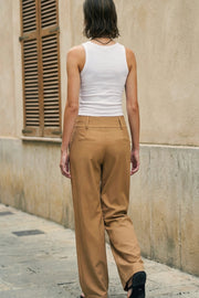 Pantalón de fit recto, cintura media con pretina ancha y trabillas, bolsillos delanteros y vivos decorativos posteriores. Cierre frontal con botones y cremallera oculta.