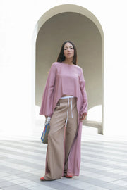 Pantalón de fit recto, pinzas frontales, cintura alta con pretina, detalle interior tipo boxer en contraste, jareta frontal ajustable, bolsillos frontales, vivo decorativo posterior y cierre lateral con cremallera oculta.