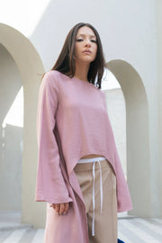 Pantalón de fit recto, pinzas frontales, cintura alta con pretina, detalle interior tipo boxer en contraste, jareta frontal ajustable, bolsillos frontales, vivo decorativo posterior y cierre lateral con cremallera oculta.