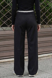 Pantalón de fit recto, pinzas frontales, cintura alta con pretina, detalle interior tipo boxer en contraste, jareta frontal ajustable, bolsillos frontales, vivo decorativo posterior y cierre lateral con cremallera oculta.