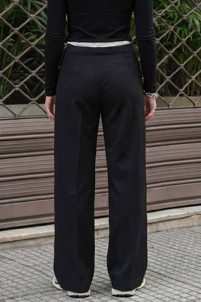 Pantalón de fit recto, pinzas frontales, cintura alta con pretina, detalle interior tipo boxer en contraste, jareta frontal ajustable, bolsillos frontales, vivo decorativo posterior y cierre lateral con cremallera oculta.