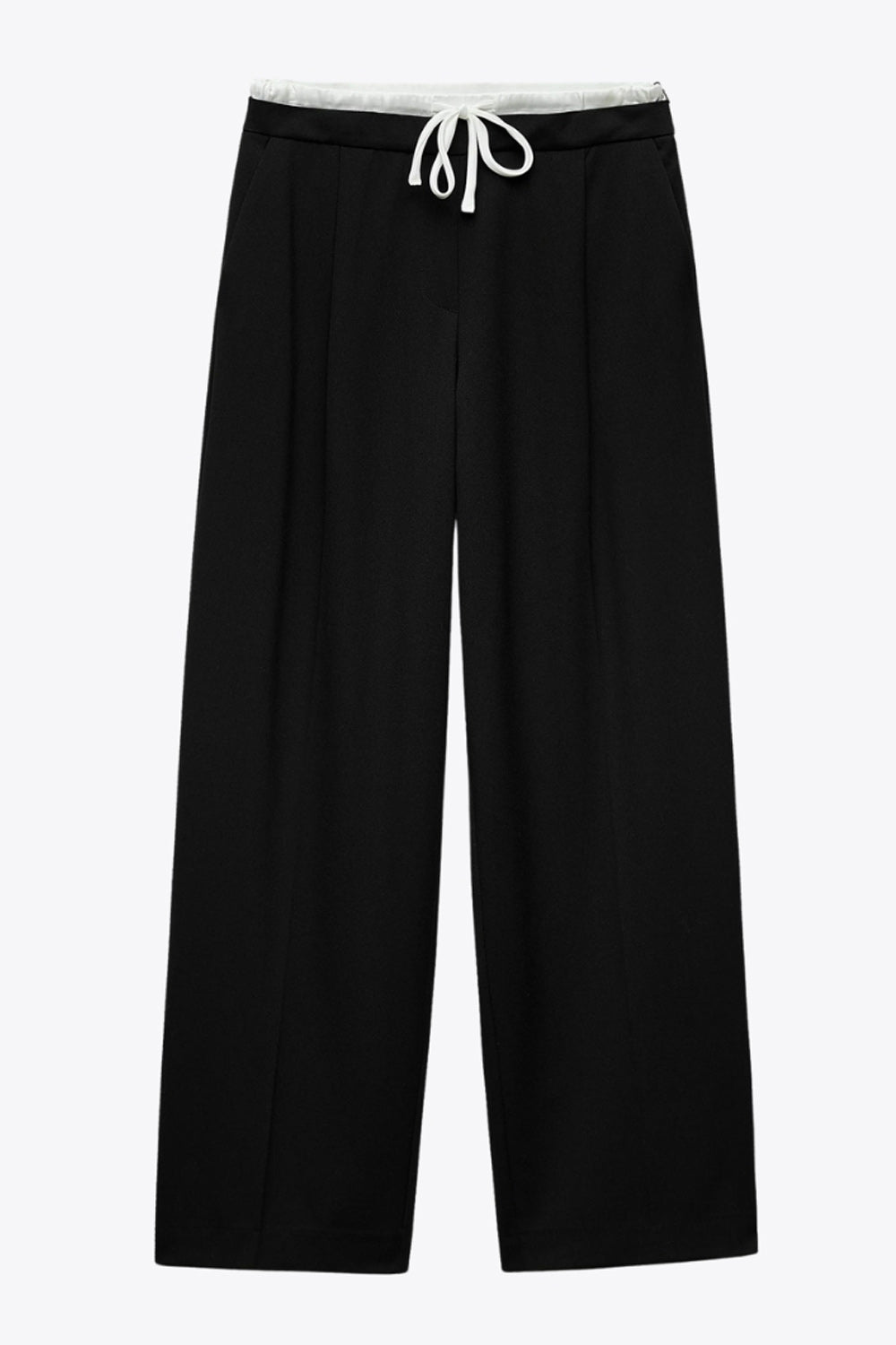 Pantalón de fit recto, pinzas frontales, cintura alta con pretina, detalle interior tipo boxer en contraste, jareta frontal ajustable, bolsillos frontales, vivo decorativo posterior y cierre lateral con cremallera oculta.