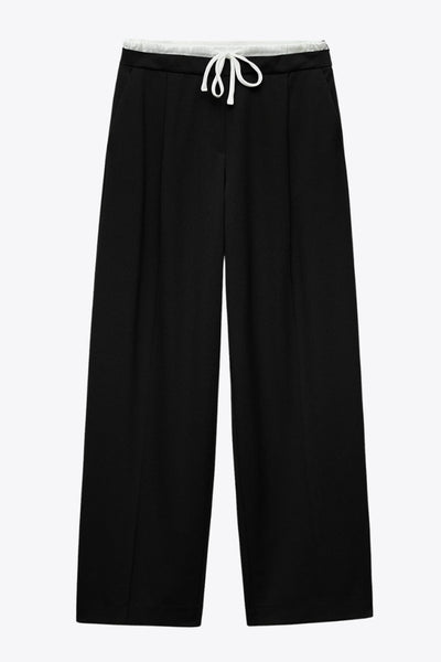 Pantalón de fit recto, pinzas frontales, cintura alta con pretina, detalle interior tipo boxer en contraste, jareta frontal ajustable, bolsillos frontales, vivo decorativo posterior y cierre lateral con cremallera oculta.