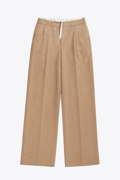 Pantalón de fit recto, pinzas frontales, cintura alta con pretina, detalle interior tipo boxer en contraste, jareta frontal ajustable, bolsillos frontales, vivo decorativo posterior y cierre lateral con cremallera oculta.