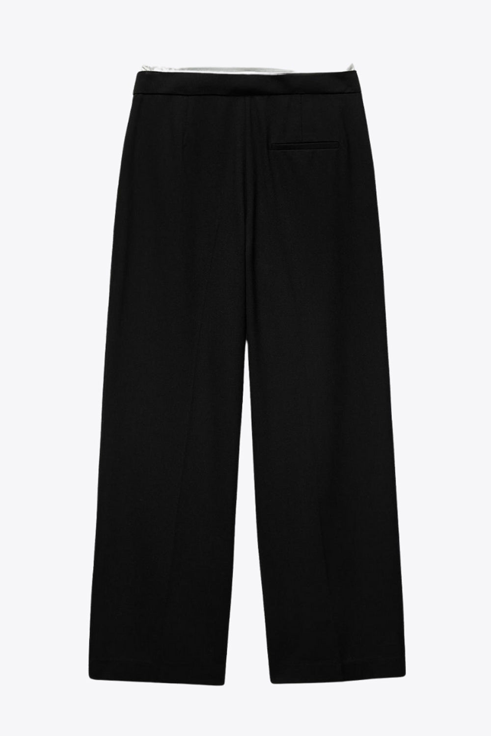 Pantalón de fit recto, pinzas frontales, cintura alta con pretina, detalle interior tipo boxer en contraste, jareta frontal ajustable, bolsillos frontales, vivo decorativo posterior y cierre lateral con cremallera oculta.