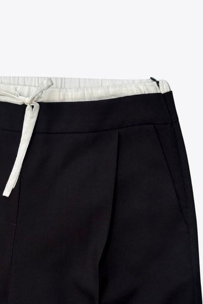 Pantalón de fit recto, pinzas frontales, cintura alta con pretina, detalle interior tipo boxer en contraste, jareta frontal ajustable, bolsillos frontales, vivo decorativo posterior y cierre lateral con cremallera oculta.