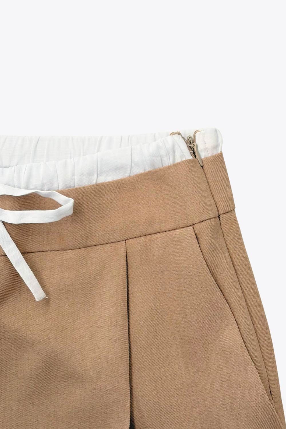 Pantalón de fit recto, pinzas frontales, cintura alta con pretina, detalle interior tipo boxer en contraste, jareta frontal ajustable, bolsillos frontales, vivo decorativo posterior y cierre lateral con cremallera oculta.