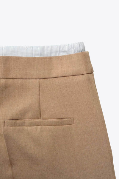 Pantalón de fit recto, pinzas frontales, cintura alta con pretina, detalle interior tipo boxer en contraste, jareta frontal ajustable, bolsillos frontales, vivo decorativo posterior y cierre lateral con cremallera oculta.