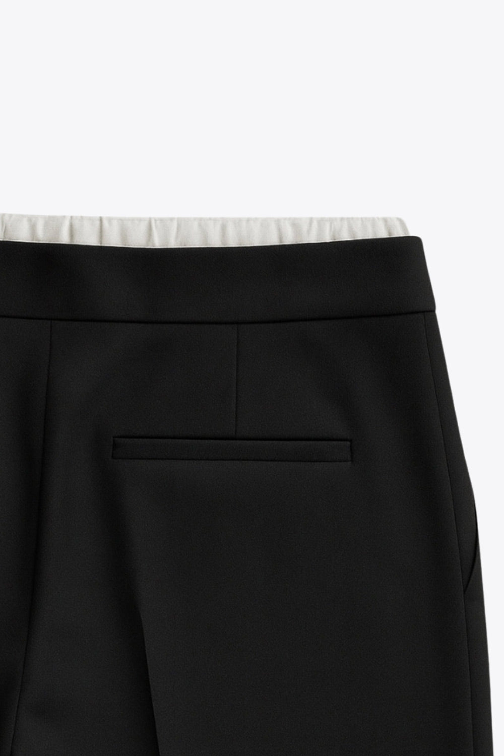 Pantalón de fit recto, pinzas frontales, cintura alta con pretina, detalle interior tipo boxer en contraste, jareta frontal ajustable, bolsillos frontales, vivo decorativo posterior y cierre lateral con cremallera oculta.