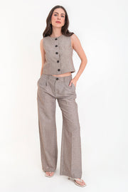 Pantalón de fit recto, estampado rayas, cintura alta con pretina elástica posterior y trabillas, pinzas frontales, bolsillos delanteros, cierre frontal con botón en contraste y cremallera oculta.