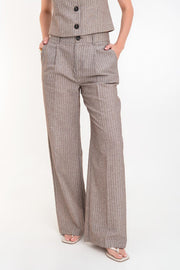 Pantalón de fit recto, estampado rayas, cintura alta con pretina elástica posterior y trabillas, pinzas frontales, bolsillos delanteros, cierre frontal con botón en contraste y cremallera oculta.