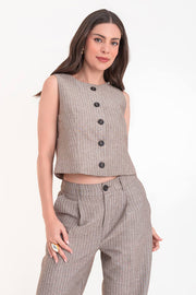 Pantalón de fit recto, estampado rayas, cintura alta con pretina elástica posterior y trabillas, pinzas frontales, bolsillos delanteros, cierre frontal con botón en contraste y cremallera oculta.
