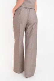 Pantalón de fit recto, estampado rayas, cintura alta con pretina elástica posterior y trabillas, pinzas frontales, bolsillos delanteros, cierre frontal con botón en contraste y cremallera oculta.
