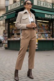 Pantalón de fit recto, cintura alta con pinzas, vivos decorativos frontales, detalle posterior en v, raya frontal y posterior. Cierre frontal con cremallera oculta.