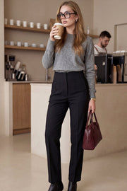 Pantalón de fit recto, cintura alta con pinzas, vivos decorativos frontales, detalle posterior en v, raya frontal y posterior. Cierre frontal con cremallera oculta.