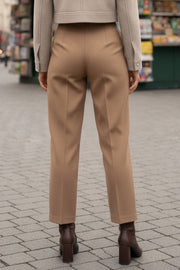 Pantalón de fit recto, cintura alta con pinzas, vivos decorativos frontales, detalle posterior en v, raya frontal y posterior. Cierre frontal con cremallera oculta.