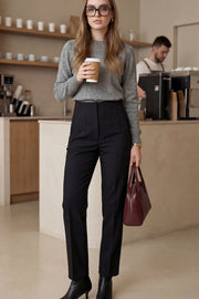 Pantalón de fit recto, cintura alta con pinzas, vivos decorativos frontales, detalle posterior en v, raya frontal y posterior. Cierre frontal con cremallera oculta.