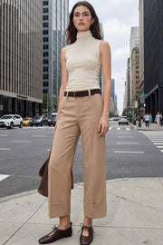 Pantalón cropped de fit recto, cintura media con pretina y trabillas, bolsillos delanteros y posteriores de parche. Detalle de raya frontal y posterior, doblez en bajo, cierre frontal con broche y cremallera oculta.