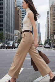 Pantalón cropped de fit recto, cintura media con pretina y trabillas, bolsillos delanteros y posteriores de parche. Detalle de raya frontal y posterior, doblez en bajo, cierre frontal con broche y cremallera oculta.