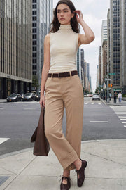 Pantalón cropped de fit recto, cintura media con pretina y trabillas, bolsillos delanteros y posteriores de parche. Detalle de raya frontal y posterior, doblez en bajo, cierre frontal con broche y cremallera oculta.