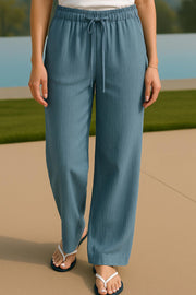 Pantalón fluido de fit recto, bolsillos delanteros, cintura media con pretina elástica y jareta frontal ajustable.