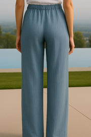 Pantalón fluido de fit recto, bolsillos delanteros, cintura media con pretina elástica y jareta frontal ajustable.