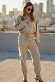 Pantalón fluido de fit recto, bolsillos delanteros de parche, cintura media con pretina elástica y jareta frontal ajustable. Detalle de bajo con rib elástico.