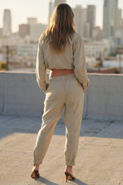 Pantalón fluido de fit recto, bolsillos delanteros de parche, cintura media con pretina elástica y jareta frontal ajustable. Detalle de bajo con rib elástico.