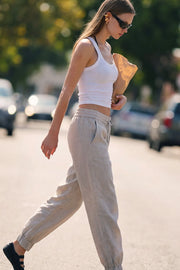 Pantalón fluido de fit recto, bolsillos delanteros de parche, cintura media con pretina elástica y jareta frontal ajustable. Detalle de bajo con rib elástico.