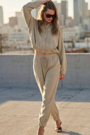 Pantalón fluido de fit recto, bolsillos delanteros de parche, cintura media con pretina elástica y jareta frontal ajustable. Detalle de bajo con rib elástico.