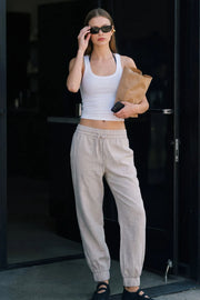 Pantalón fluido de fit recto, bolsillos delanteros de parche, cintura media con pretina elástica y jareta frontal ajustable. Detalle de bajo con rib elástico.