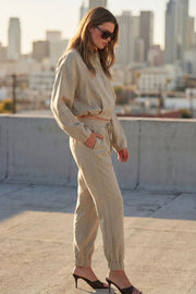 Pantalón fluido de fit recto, bolsillos delanteros de parche, cintura media con pretina elástica y jareta frontal ajustable. Detalle de bajo con rib elástico.