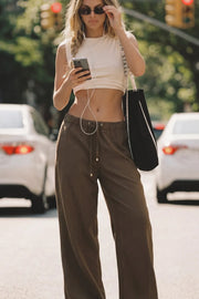 Pantalón fluido de fit recto, bolsillos delanteros y posteriores de parche, cintura media con pretina elástica y jareta frontal ajustable.