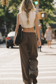 Pantalón fluido de fit recto, bolsillos delanteros y posteriores de parche, cintura media con pretina elástica y jareta frontal ajustable.