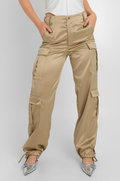 Pantalón satinado de fit recto, cintura alta con pretina elástica posterior, trabillas, bolsillos delanteros y laterales cargo con cartera. Detalle de bajo con jaretas ajustables.
