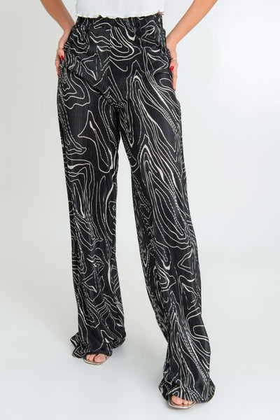 Pantalón satinado de fit wide leg, estampado abstracto, cintura alta con pretina elástica y detalle de plisado en tejido.