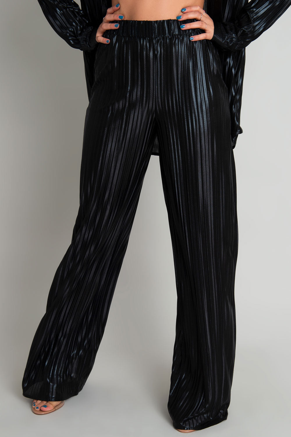 Pantalón satinado de fit wide leg, plisados en tejido y cintura alta con pretina elástica.