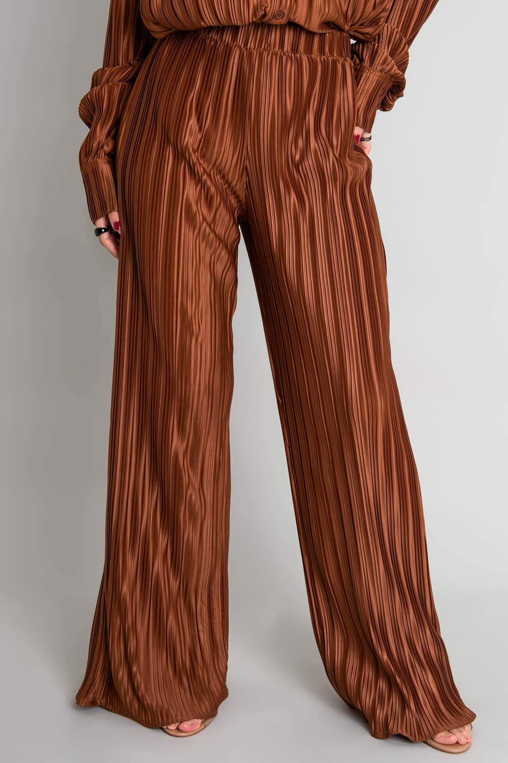 Pantalón satinado wide leg con plisados en tejido y cintura alta con pretina elástica.