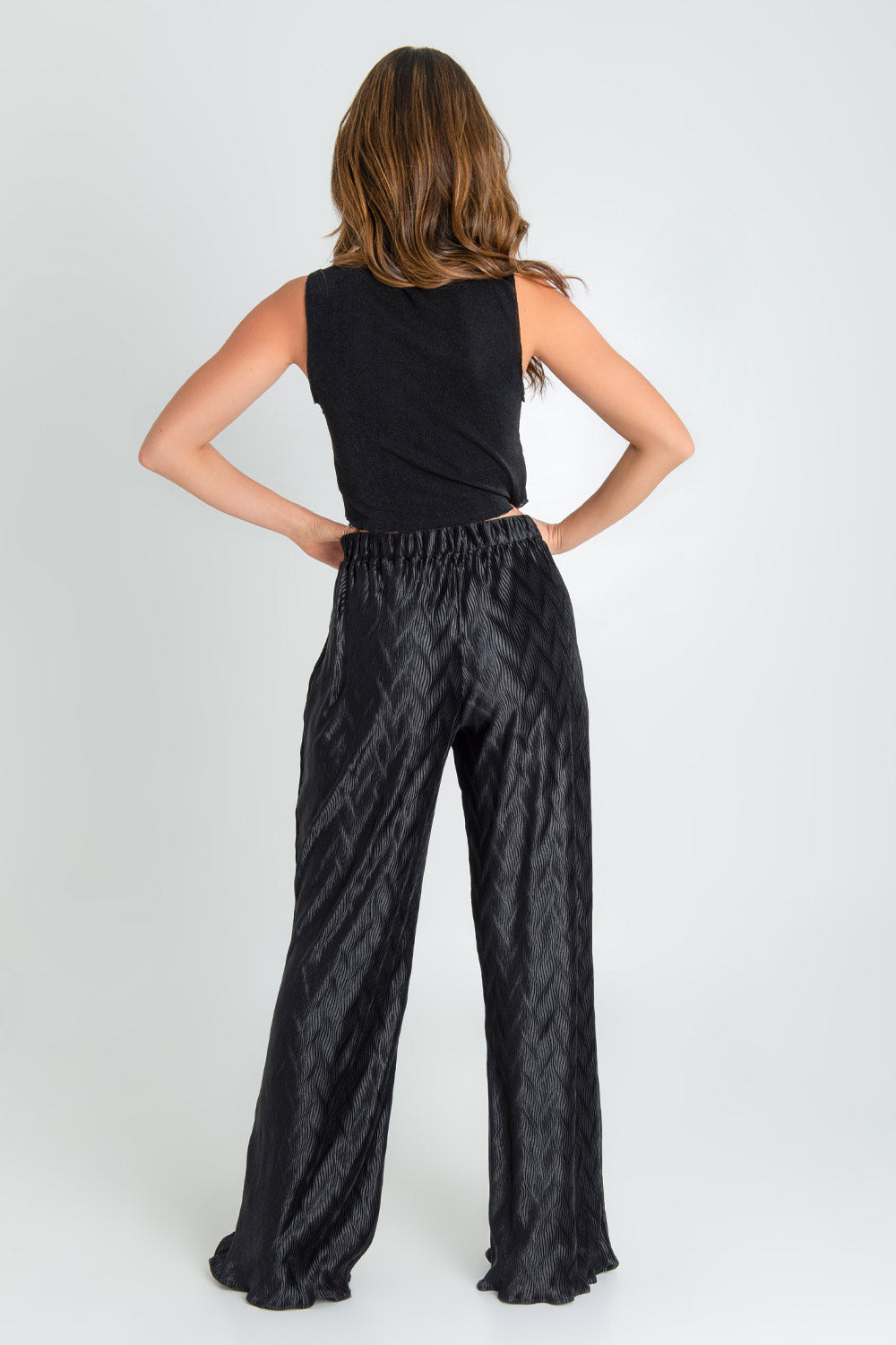 Pantalón satinado de fit wide leg, cintura alta con pretina elástica y detalle de textura en tejido.