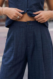 Pantalón de fit balloon, cintura alta con pretina elástica posterior, bolsillos delanteros y rib elástico en bajo. Cierre frontal con broche y cremallera ocultos.