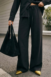 Pantalón de fit fluido, cintura alta con pretina y jareta frontal ajustable.