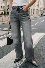 Pantalón wide leg de denim, cintura alta con pretina y trabillas, pinzas frontales, bolsillos delanteros, cierre frontal con botón y cremallera oculta.