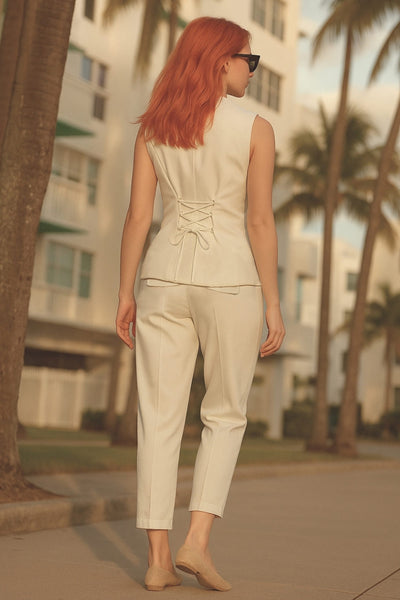 Pantalón cropped de fit recto, cintura media con pretina y trabillas, bolsillos delanteros y posteriores con cartera. Detalle de cinturón en contraste con hebilla, pinza frontal con raya, cierre frontal con broche y cremallera oculta.