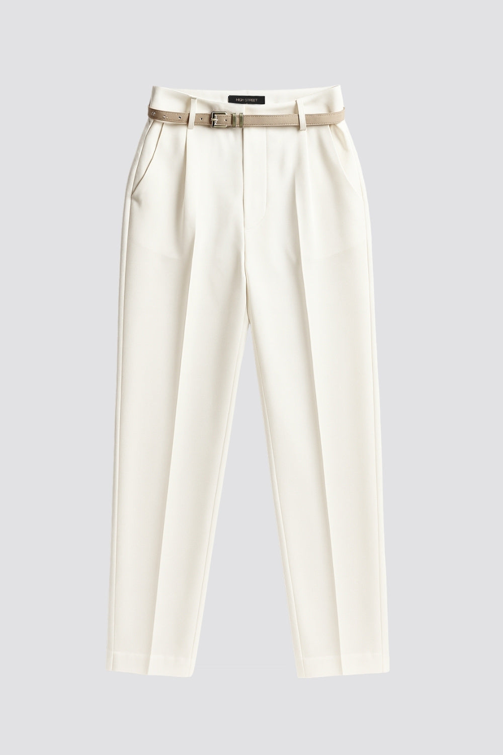 Pantalón cropped de fit recto, cintura media con pretina y trabillas, bolsillos delanteros y posteriores con cartera. Detalle de cinturón en contraste con hebilla, pinza frontal con raya, cierre frontal con broche y cremallera oculta.