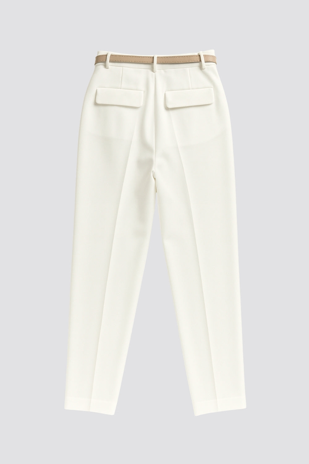 Pantalón cropped de fit recto, cintura media con pretina y trabillas, bolsillos delanteros y posteriores con cartera. Detalle de cinturón en contraste con hebilla, pinza frontal con raya, cierre frontal con broche y cremallera oculta.